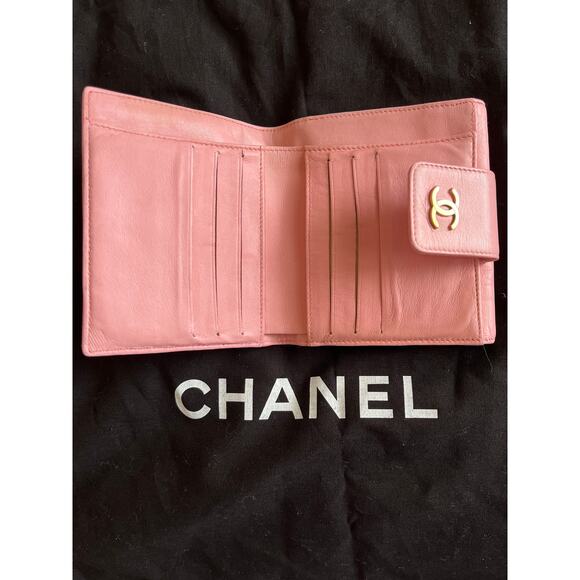 CHANEL Pink Lambskin Leather Icons Wallet- AUTHENTICATED - Picture 4 of 8